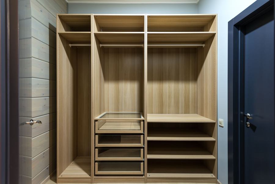 Armoire en bois clair ouverte avec étagères et tiroirs